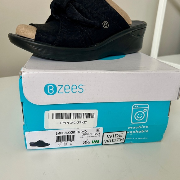 BZEES Sandals - Brand New - Size 8.5 W - Picture 2 of 2